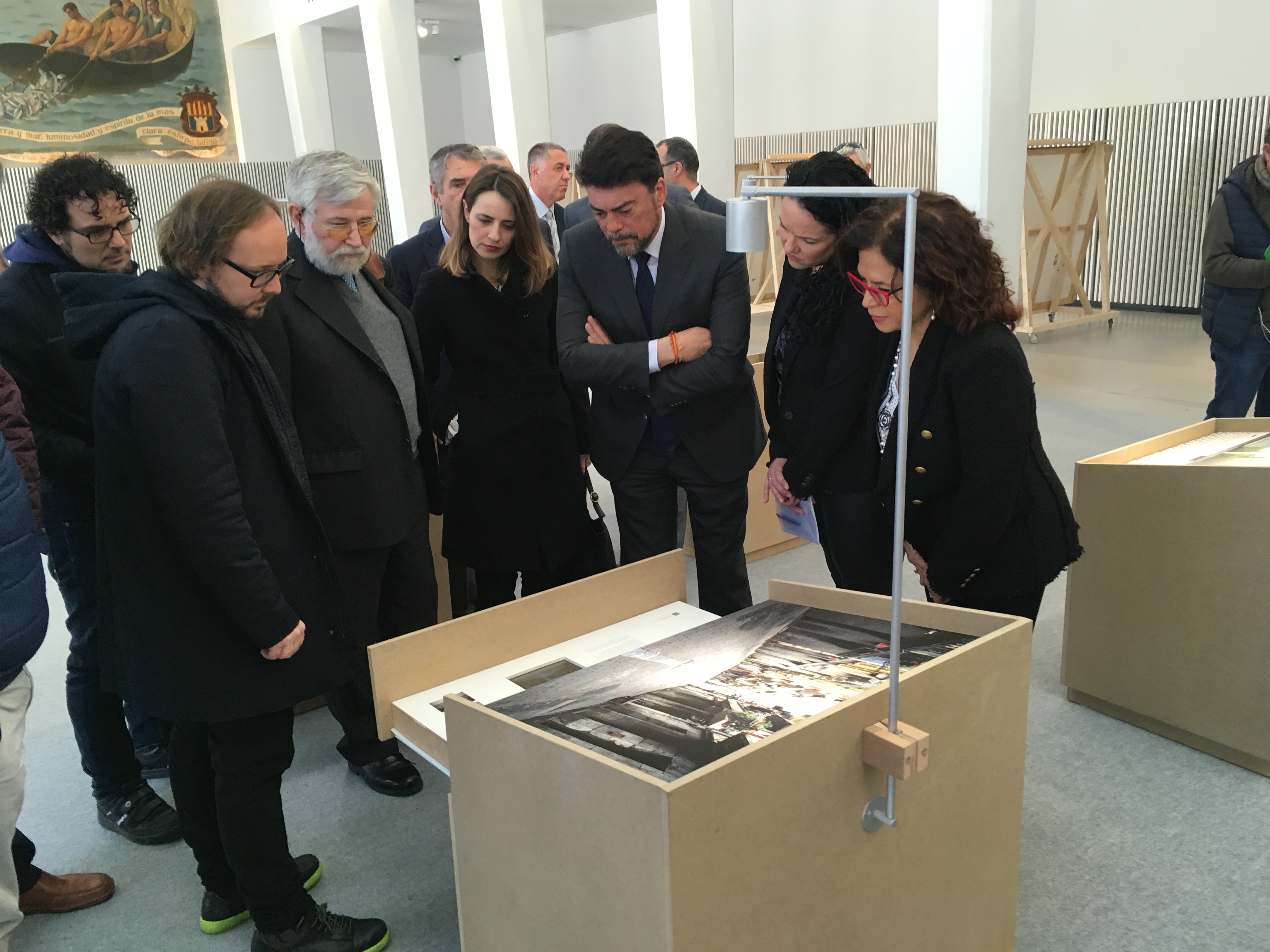 Visita Institucional A La Exposición “A La Hora, En El Lugar” En Alicante