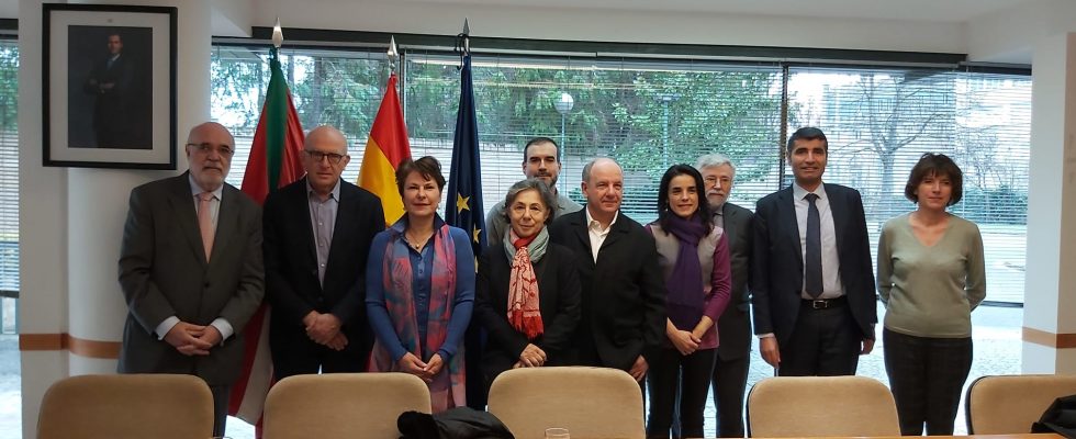 Una Comisión Oficial Francesa Visita El Memorial