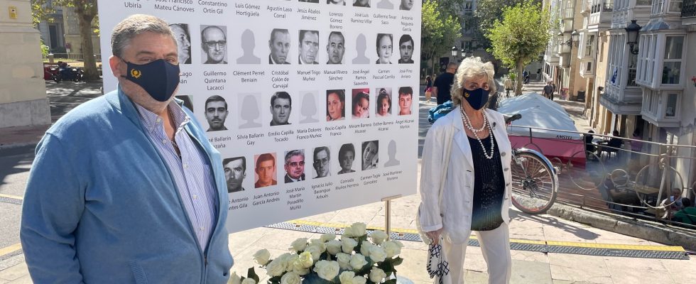 40 Rosas Blancas En El Memorial Por Las Víctimas De Henri Parot