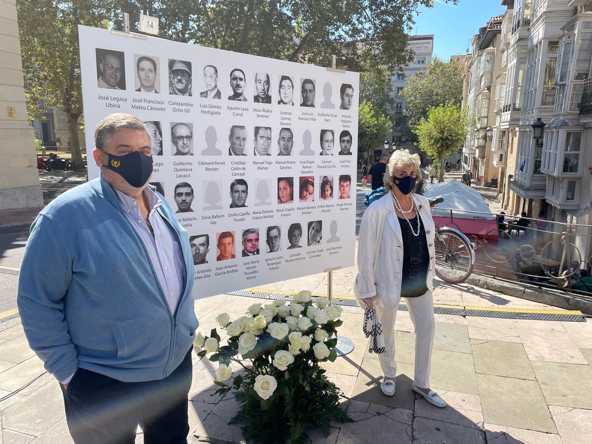 40 Rosas Blancas En El Memorial Por Las Víctimas De Henri Parot