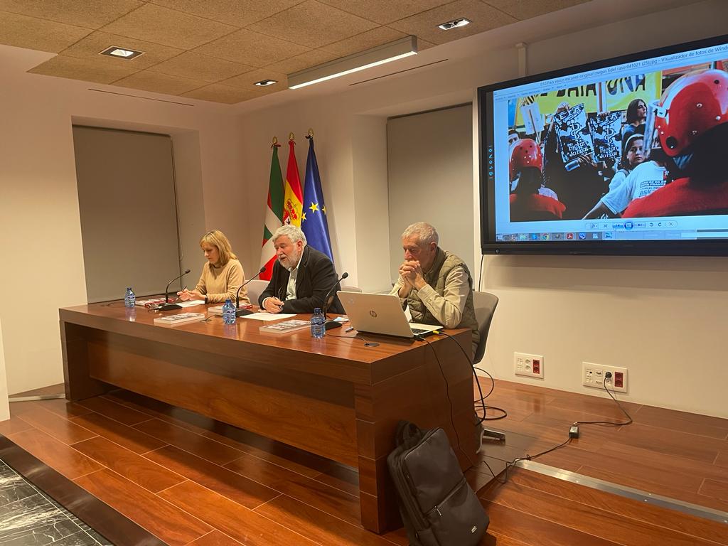 Vídeo De La Presentación En El Memorial Del Libro “Cronica De 30 Años En Primera Línea”, De Fidel Raso